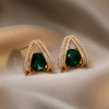 Cercei aurii cu pietre verzi , model elegant